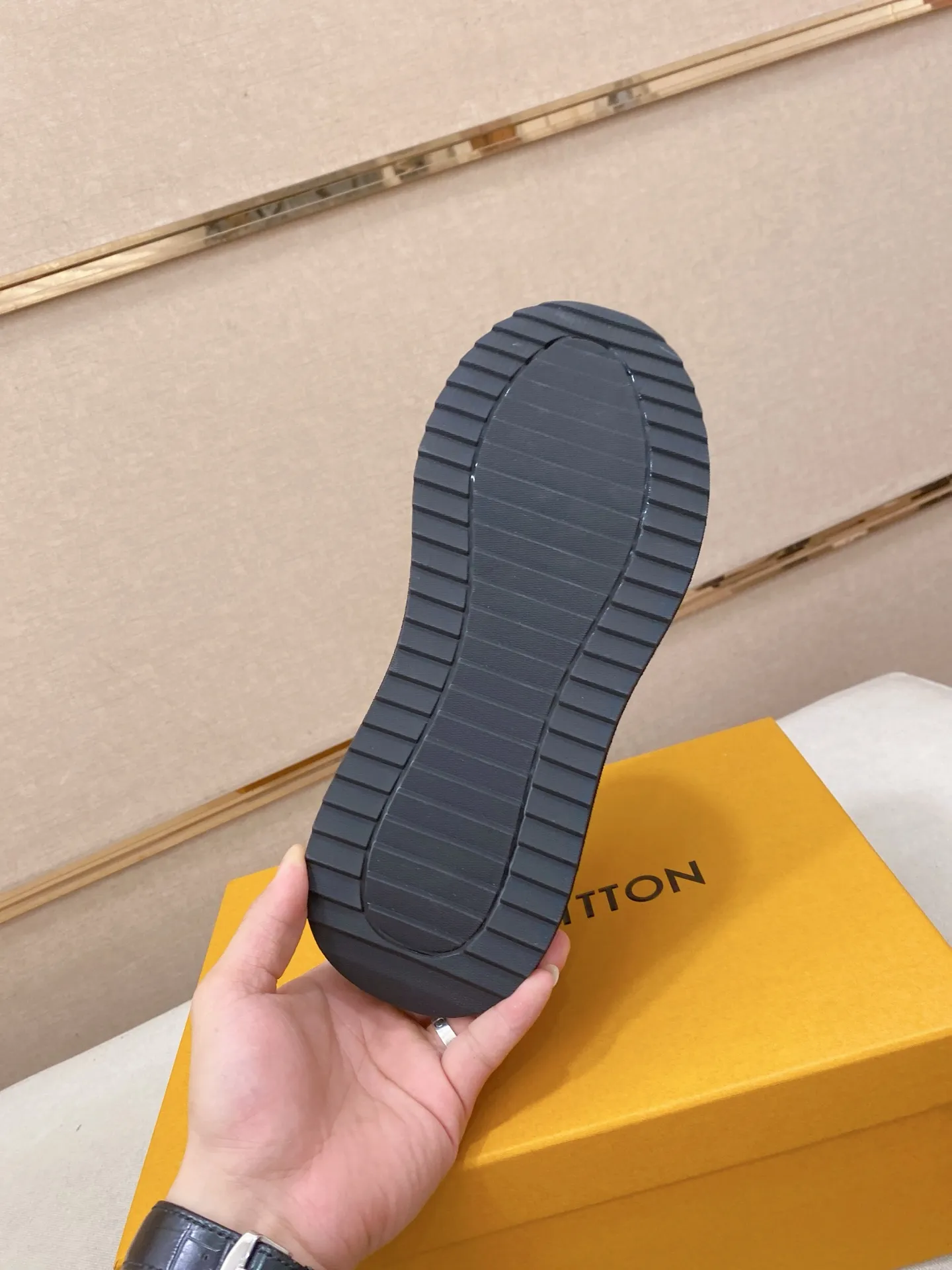 Factory price: 462💰🎉🎉LV~Louis Vuitton trendy men's shoes, new shipments, latest matching, the same style as the official website, super high quality, hot sales of the season [strong][strong][strong]Selected first-layer cowhide, comfortable cowhide lining, original last, comfortable on the feet, wear-resistant rubber outsole, size: 38-44.